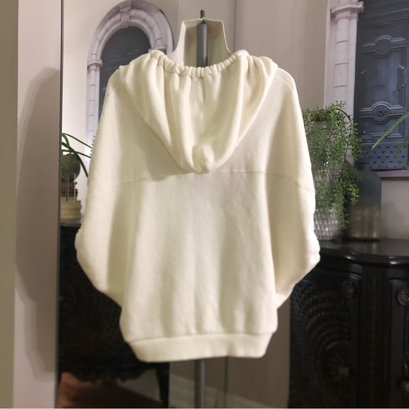 Akemi kin sleeveless off white hoodie front infinity pockets. Size small - Picture 5 of 7